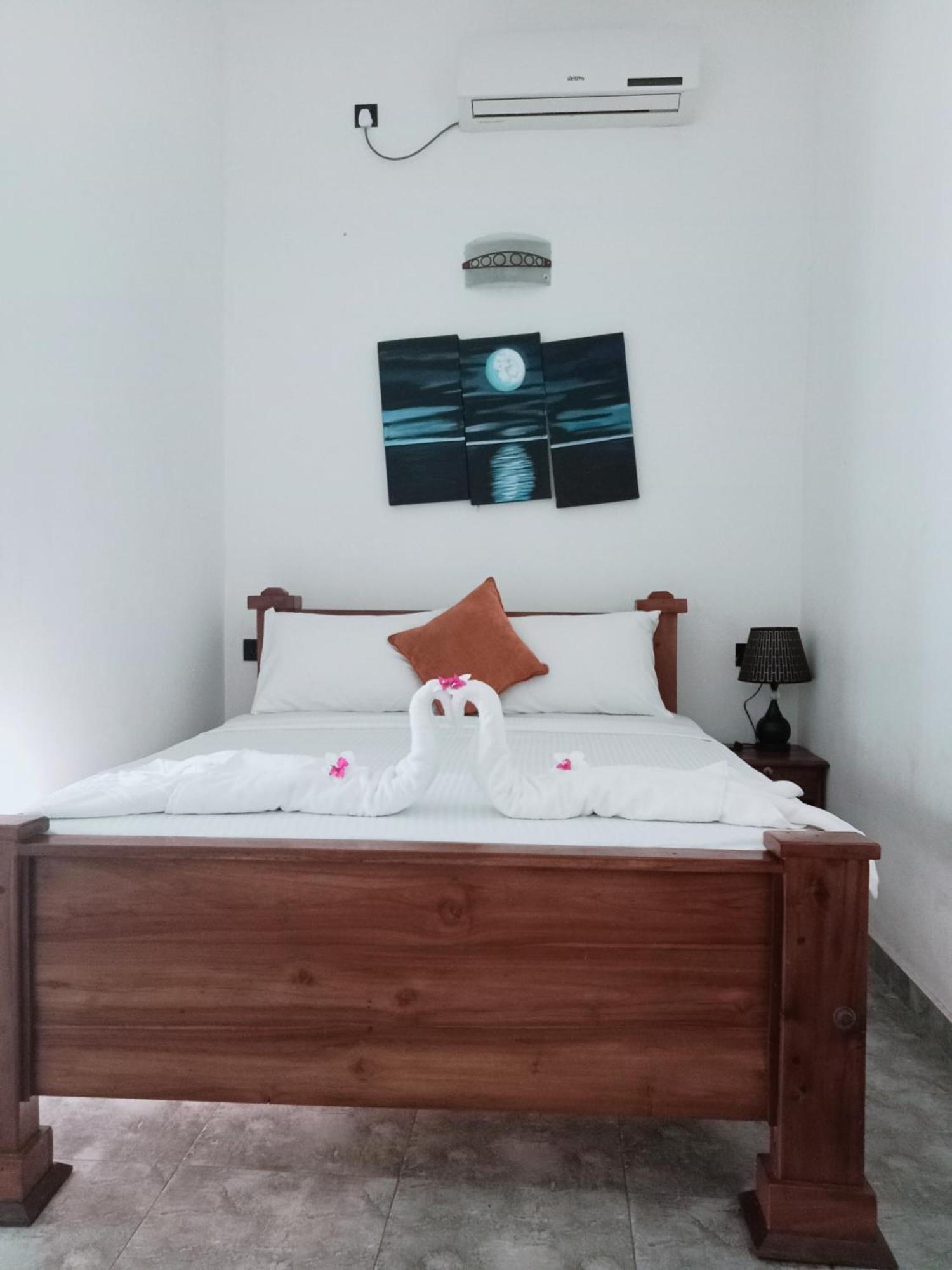 Oviniru Beach Hotel Negombo Eksteriør bilde