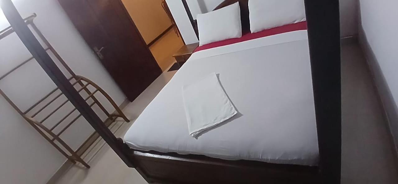 Oviniru Beach Hotel Negombo Eksteriør bilde